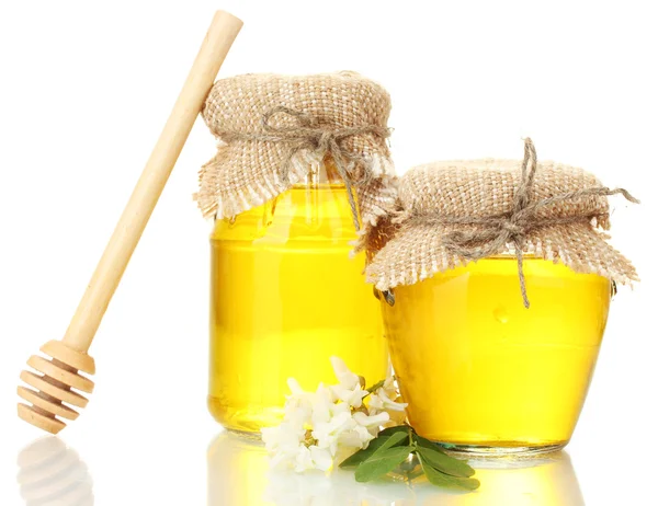 Söt honung i burkar och akacia blommor isolerad på vit — Stockfoto