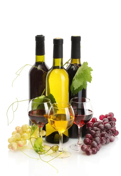 瓶和酒和成熟的葡萄在白色孤立的眼镜 — 图库照片