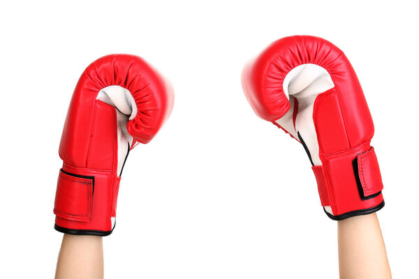 Красные боксерские перчатки на руках, изолированные на белых

