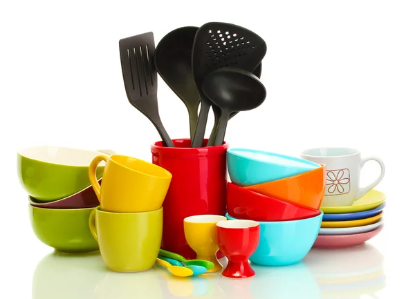 Ciotole vuote luminose, tazze e utensili da cucina isolati su bianco — Foto Stock
