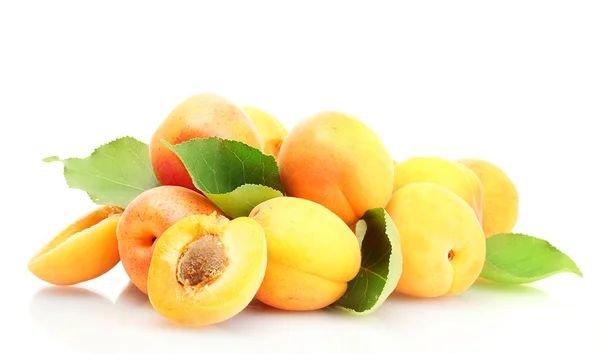 Rijp abrikozen met groene bladeren geïsoleerd op wit — Stockfoto