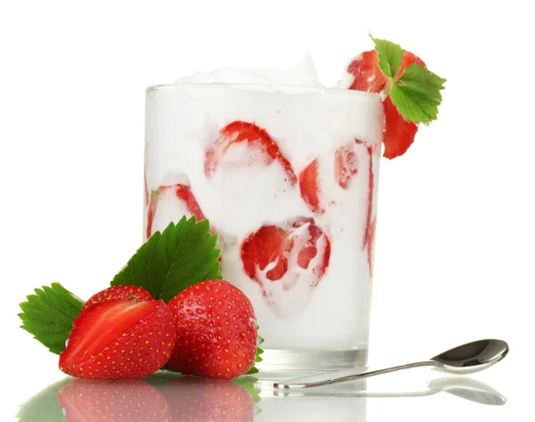 Lekkere yoghurt in glas en aardbeien op witte geïsoleerd — Stockfoto