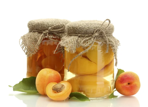 Canned apricots in a jars and sweet apricots isolated on white — Stock Photo, Image