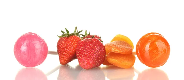 ロリポップ イチゴと白で隔離されるドライアプリコット — ストック写真