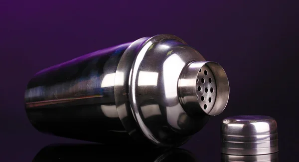 Коктейль шейкер на фиолетовом фоне — стоковое фото