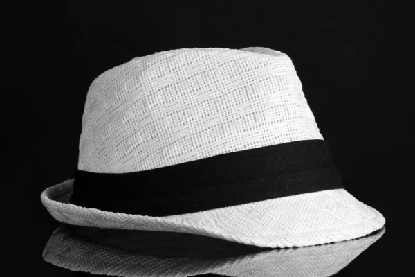 Krásný bílý klobouk izolovaných na černém — Stock fotografie
