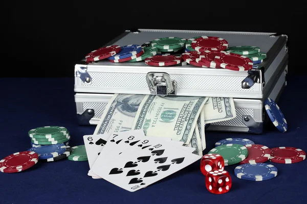 Чемодан с долларами на синем покерном столе — стоковое фото