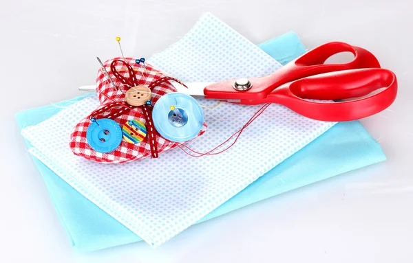 Accessori per cucire e tessuto isolato su bianco — Foto Stock