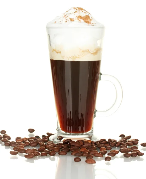 Склянка кавового коктейлю з кавовими зернами на білому тлі крупним планом — стокове фото
