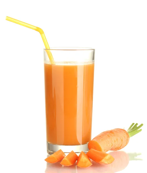 Bicchiere di succo di carota e carota fresca isolato su bianco — Foto Stock