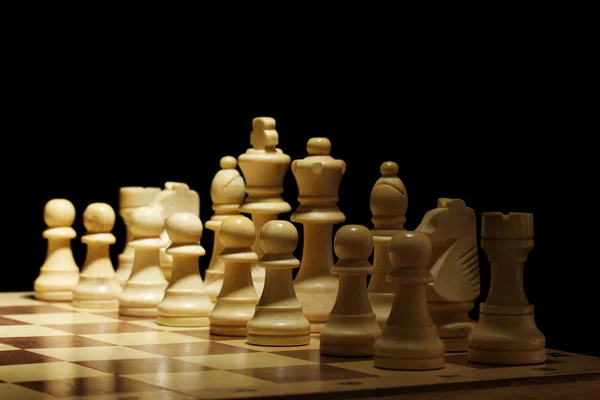 Schaakbord met schaakstukken geïsoleerd op zwart — Stockfoto