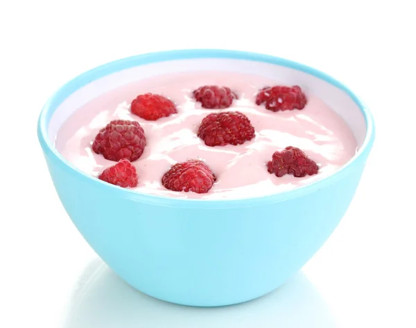Yoghurt med hallon isolerad på vit — Stockfoto