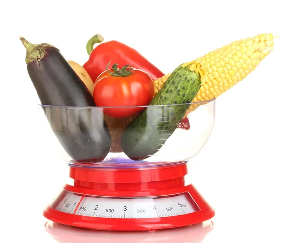 Спелые свежие овощи на кухне весы изолированы на белом — стоковое фото