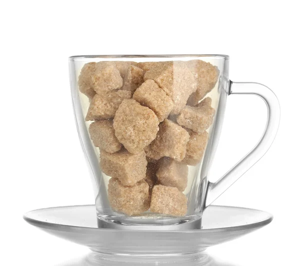 Grumo cubetti di zucchero di canna marrone in tazza di vetro isolato su bianco — Foto Stock