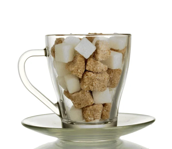 Weißer raffinierter Zucker und braune Rohrzuckerwürfel im Glasbecher isoliert auf weißer Basis — Stockfoto