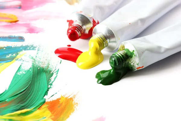 Abstrakte Acrylfarbe und Farbtuben isoliert auf Weiß — Stockfoto