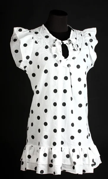 Vrouw wit zwart polka dot jurk op etalagepop op zwarte achtergrond — Stockfoto
