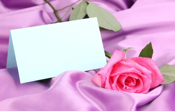 Bella rosa su tessuto lilla — Foto Stock