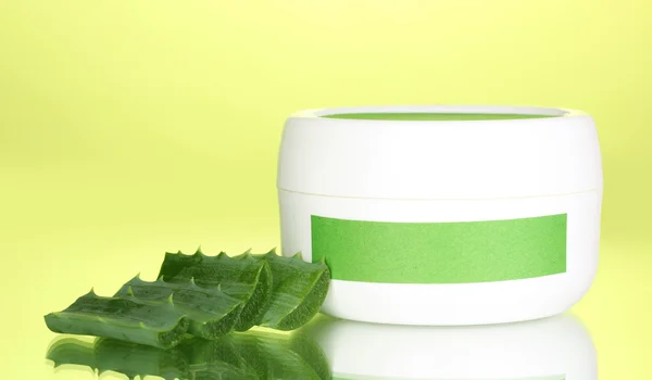 Vasetto di crema con aloe vera su fondo verde — Foto Stock