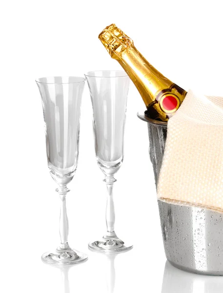 Champagneflaska i hink med is och glasögon isolerad på vit — Stockfoto