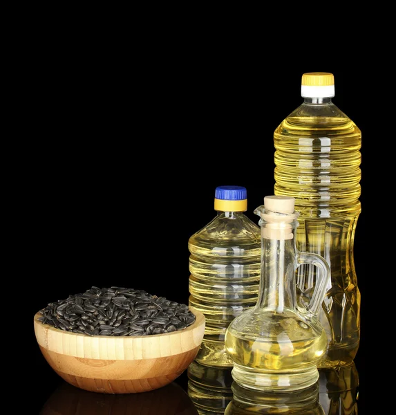 Zonnebloemolie in flessen geïsoleerd op zwarte achtergrond — Stockfoto