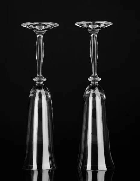 Порожні окуляри для шампанського ізольовані на чорному — стокове фото