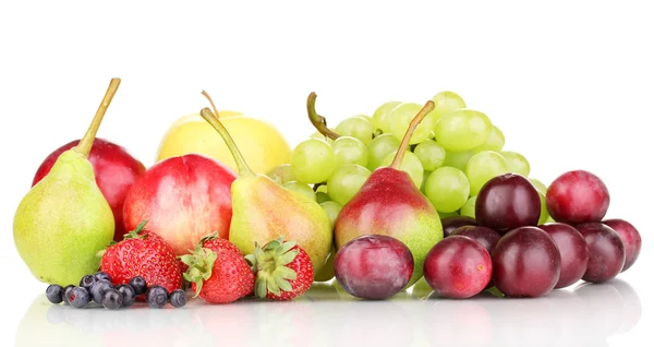 Mix di frutti dolci maturi e bacche isolate su bianco — Foto Stock
