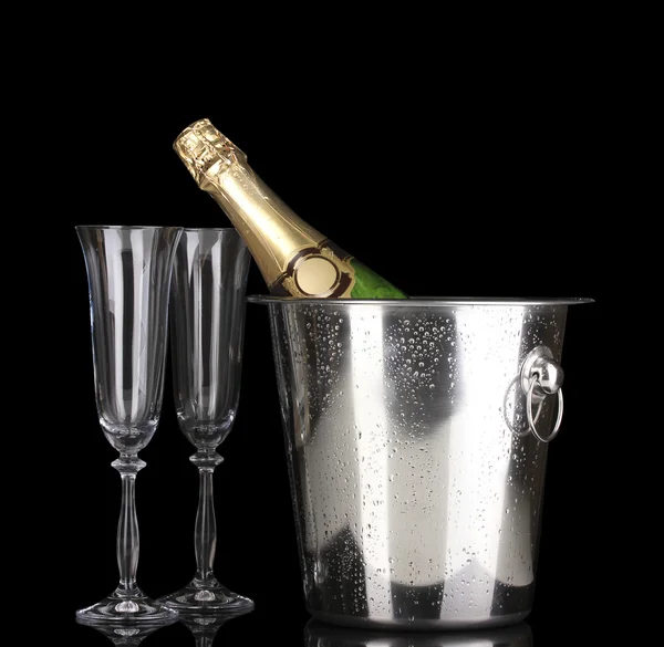 Champagnerflasche im Eimer mit Eis und Gläsern isoliert auf schwarz — Stockfoto