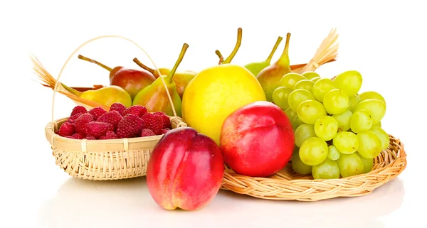 Reife süße Früchte und Beeren isoliert auf weiß — Stockfoto