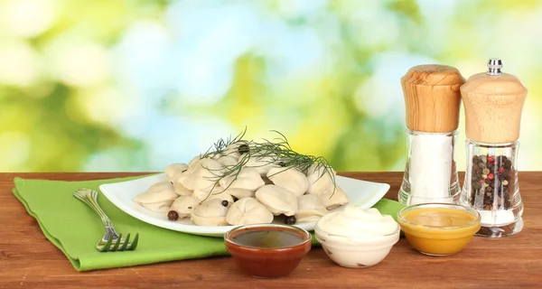 Deliciosas albóndigas cocidas en el plato sobre fondo verde brillante —  Fotos de Stock