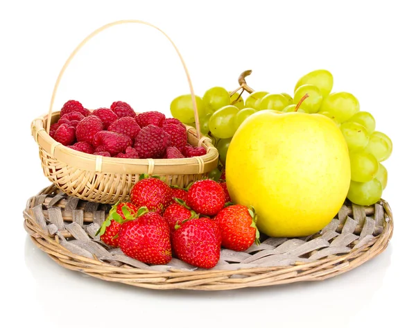 Zralé sladké ovoce a bobule na proutěné podložce izolované na bílém — Stock fotografie