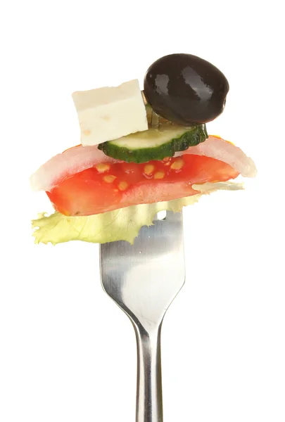 Ingredientes para una ensalada griega en el tenedor sobre fondo blanco de cerca — Foto de Stock