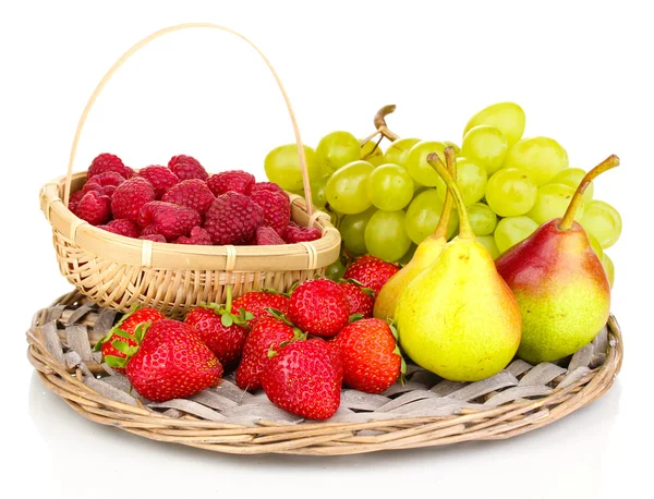Frutas dulces maduras y bayas en estera de mimbre aislada en blanco — Foto de Stock