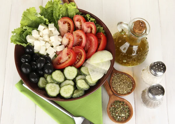 Saborosa salada grega com especiarias em fundo de madeira branca close-up — Fotografia de Stock