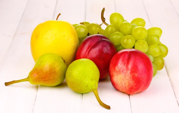 Buah-buahan dan buah-buahan yang matang di latar belakang kayu — Stok Foto