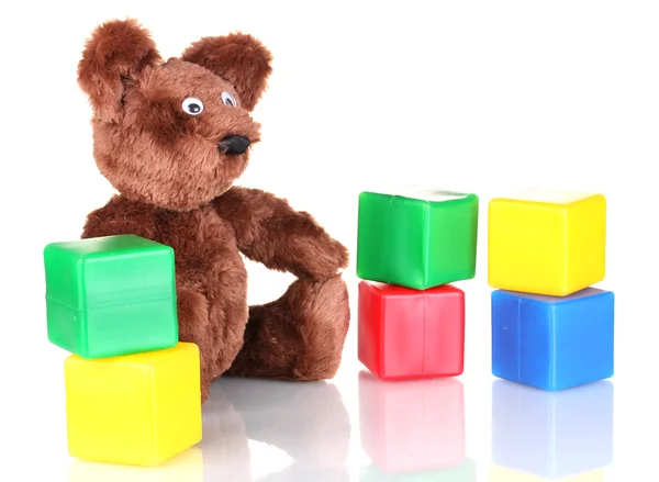 Oso sentado juguete y cubos de color aislados en blanco — Foto de Stock