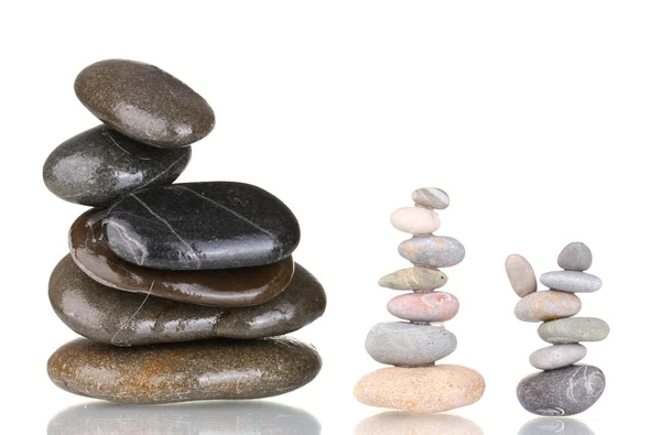 Стеки збалансованих каменів ізольовані на білому — стокове фото
