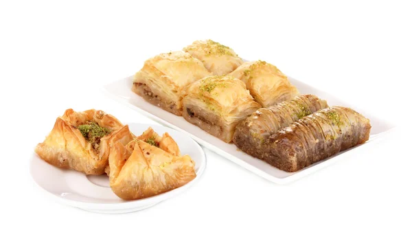 Baklava dulce en placas aisladas en blanco — Foto de Stock