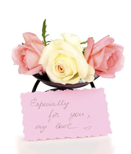 Três rosas em suporte de metal com cartão isolado em branco — Fotografia de Stock