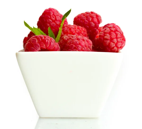 与孤立在白色的碗里的薄荷成熟莓 — 图库照片