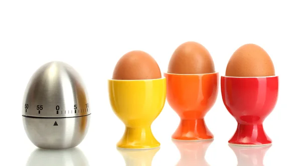 Temporizador de huevo y huevo en soporte de color aislado en blanco — Foto de Stock