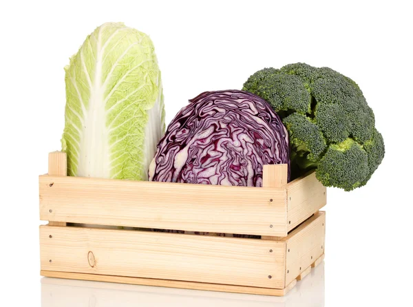 Coles y brócoli en cajón de madera aislado sobre blanco — Foto de Stock