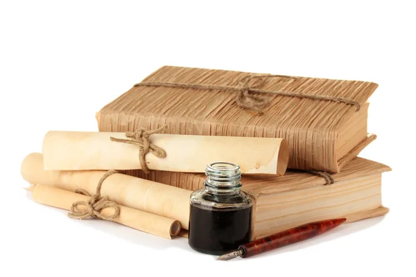Libri antichi, penna inchiostro e bottiglia di inchiostro isolati su bianco — Foto Stock