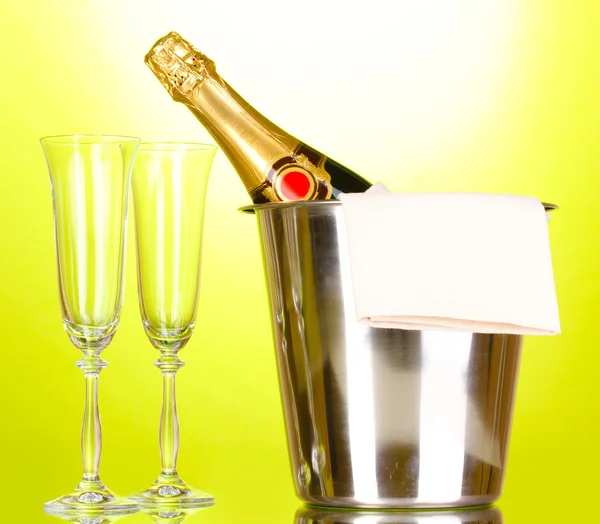 香槟酒瓶桶与冰和眼镜的绿色背景 — 图库照片