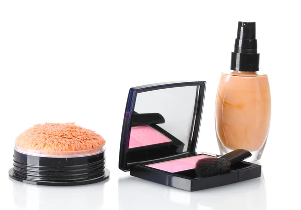 Fundamento líquido cosmético com pó e blusher de maquiagem isolado em branco — Fotografia de Stock