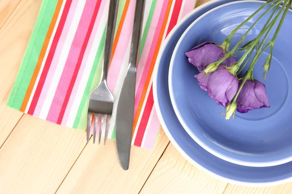 Louça de mesa com flor em guardanapo brilhante close-up — Fotografia de Stock