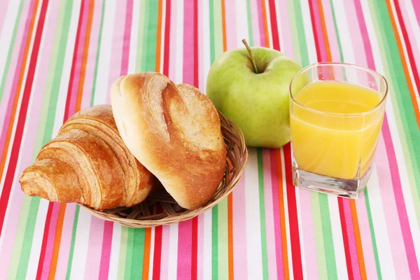 Pequeno-almoço clássico. Sumo de laranja com pão e croissant — Fotografia de Stock