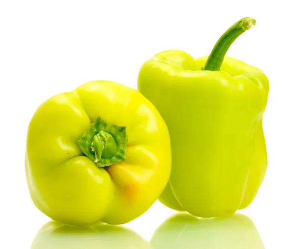 Čerstvé zelené papriky izolované na bílém — Stock fotografie