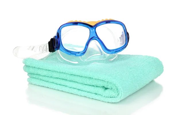 Gafas de natación en toalla aislada en blanco — Foto de Stock