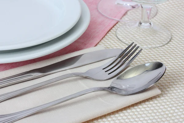 De instelling van de tabel met vork, mes, lepel, platen en Servet — Stockfoto